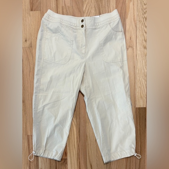 NWT Chico's Ripstop Cargo Crop Pant, Bungee Adjustable Hem, Khaki, Sz1 (8 - M) - Picture 3 of 6